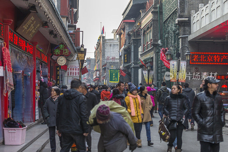 中国流行的餐馆胡同五颜六色的霓虹灯招牌在北京