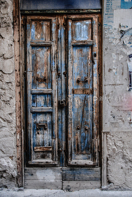 脏的蓝色的门