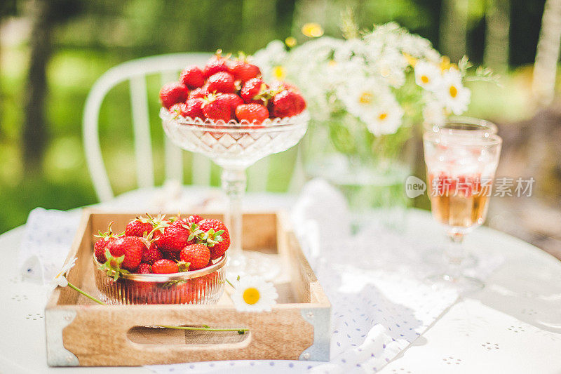 夏天的草莓放在花园里的桌上