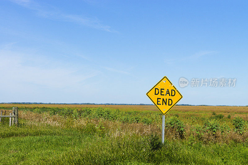 广阔的北达科他州草原上的死胡同路标