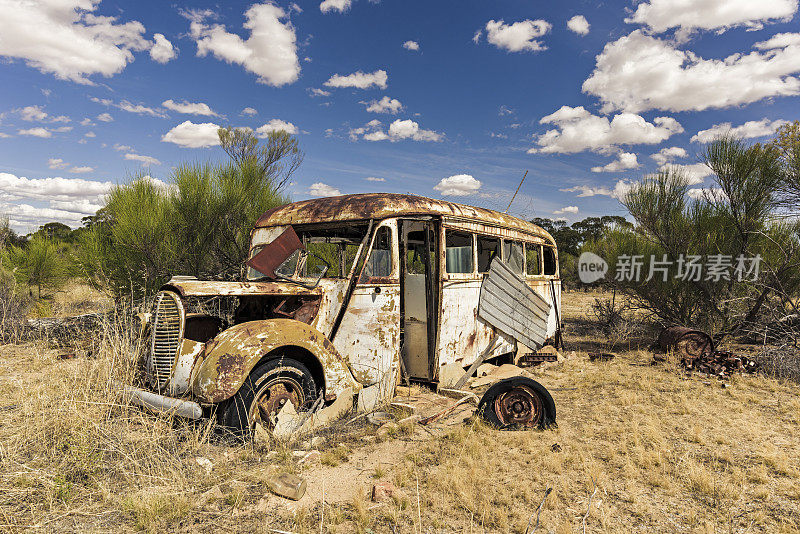 老旧生锈的校车，在Wheatbelt，西澳大利亚，澳大利亚