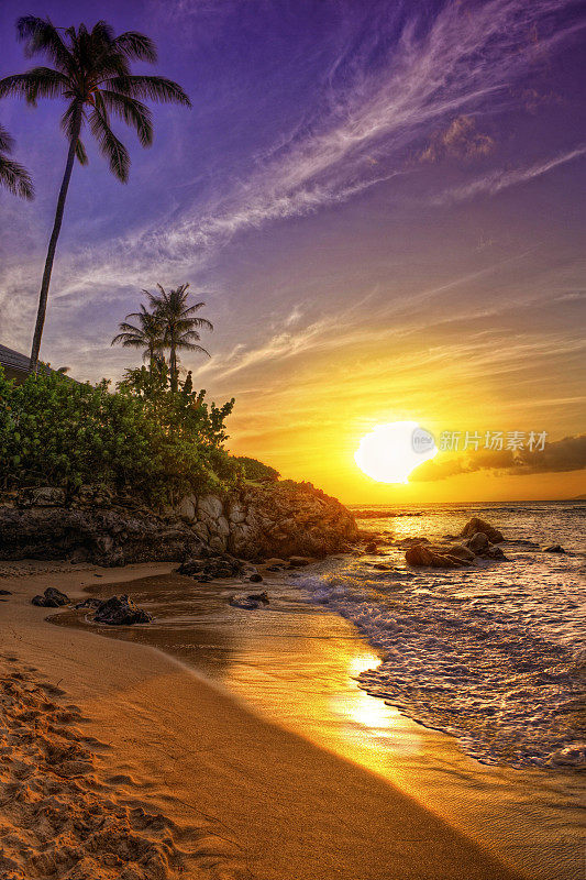 一个美丽的热带海滩日落
