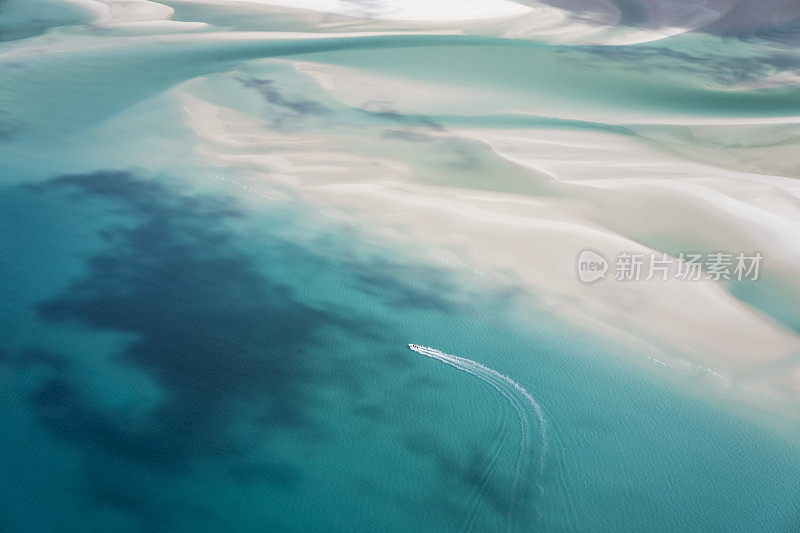 昆士兰圣灵岛的怀特黑文海滩和船