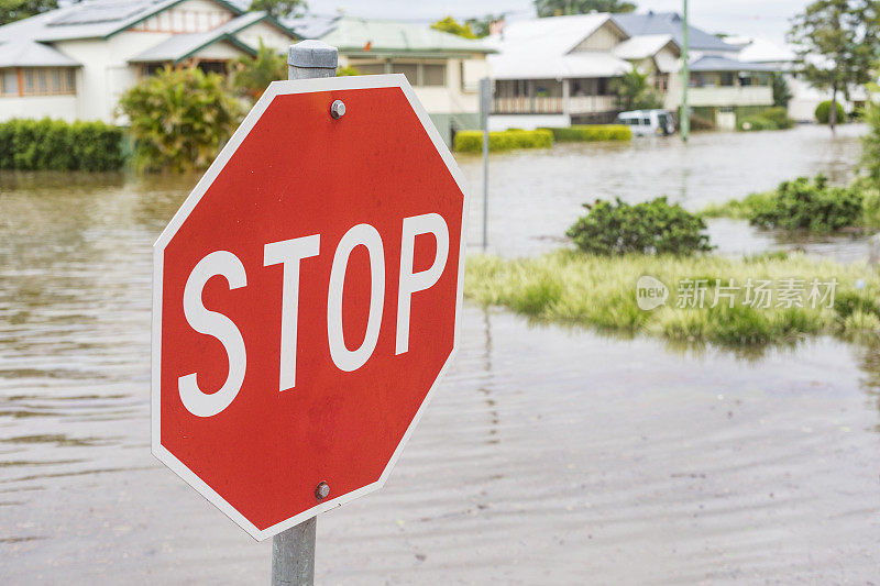 澳大利亚新南威尔士州利斯莫尔被水淹没的街道上的停车标志