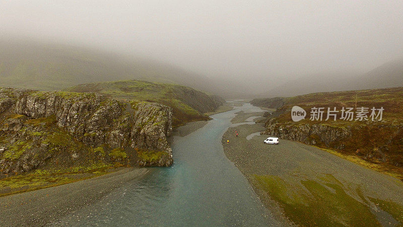 冰岛露营车露营。