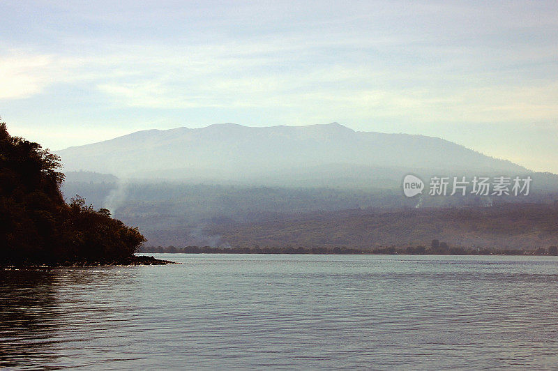 印度尼西亚，坦博拉火山和萨姆巴提火山