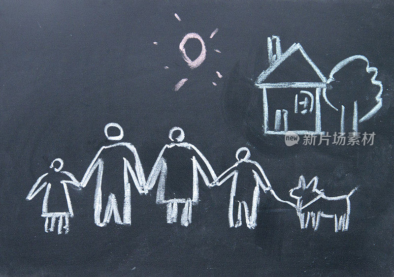 用粉笔在黑板上画的家庭标志