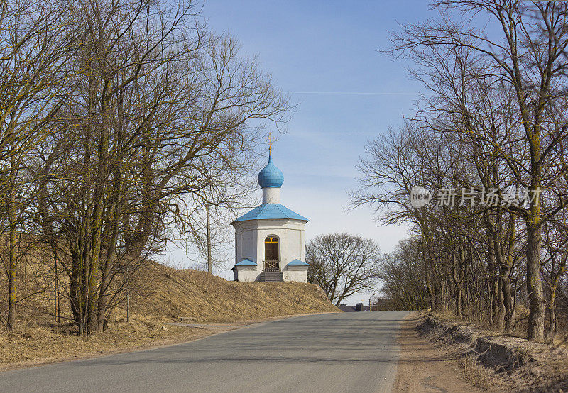 景观与道路和古老的东正教教堂
