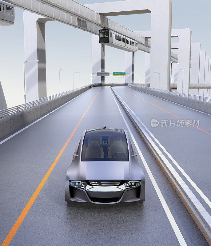 银色自动驾驶汽车在高速公路上行驶