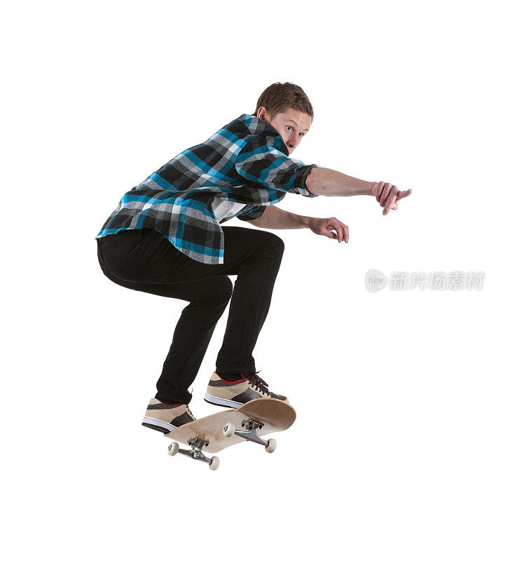 男人玩滑板和指路