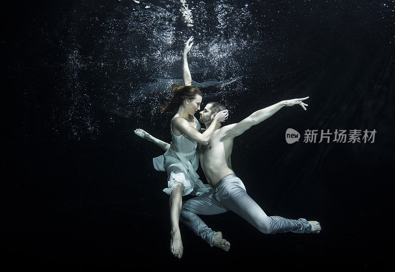 一对年轻的芭蕾舞者在水下跳舞