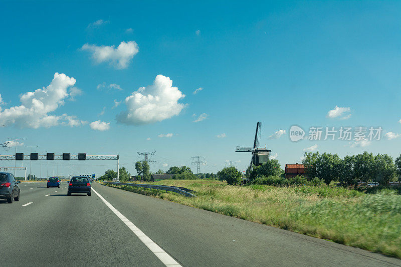 荷兰高速公路，旁边有老土的风车