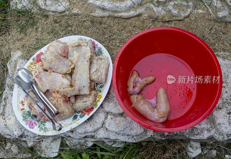 为烹饪猫鱼肉和蛋鱼子酱而准备的