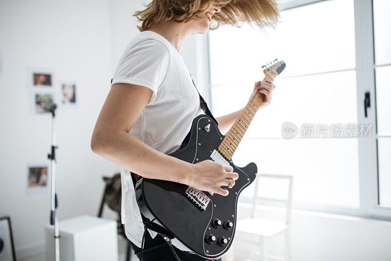 女人弹吉他