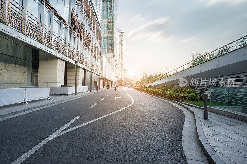 现代化的城市道路和建筑