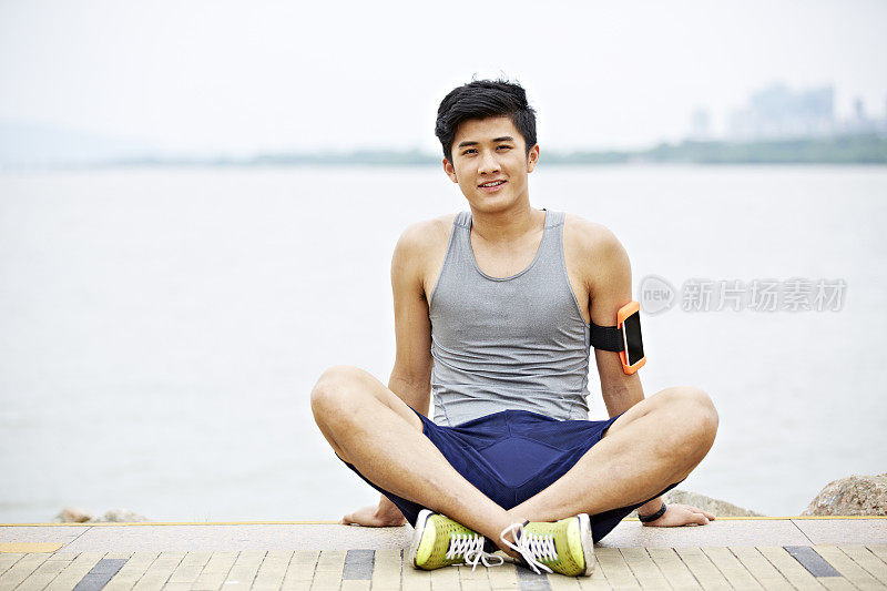 年轻的亚洲男子在运动后放松
