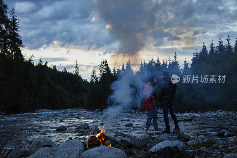 一对夫妇在山上欣赏日落