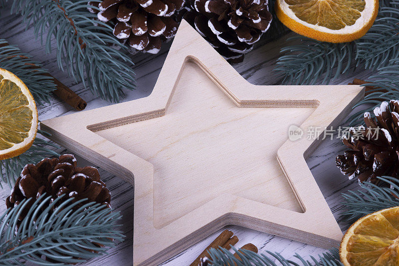 圣诞圣诞新年假日贺卡与空星杉木枝锥星好桂皮干桔子在白色木制背景，文字空间