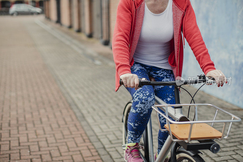 在街上骑自行车的成熟女人
