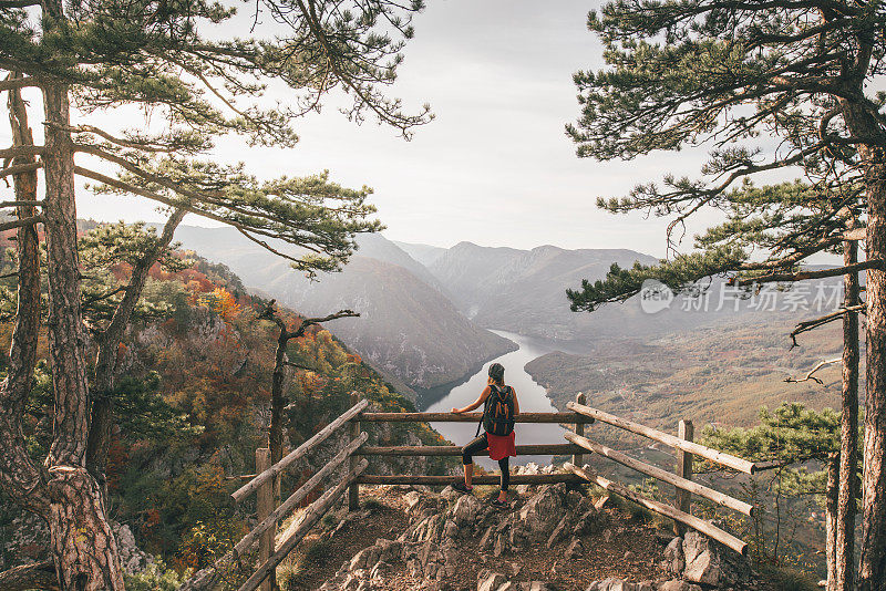 欣赏风景的女徒步旅行者