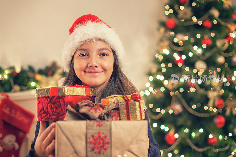 快乐的小女孩和圣诞礼物