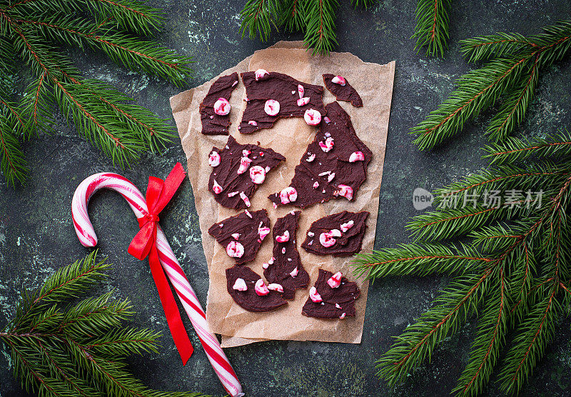 圣诞薄荷巧克力树皮和拐杖糖片。