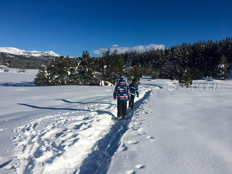 放学后在雪地里徒步旅行