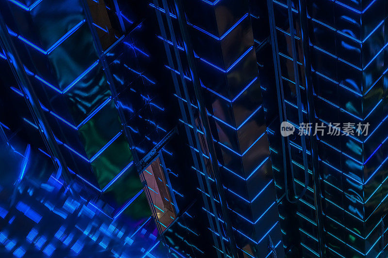 特写抽象的蓝色图案生动的led背光墙高发光的建筑，现代照明的建筑。现代的背景。小运动效果