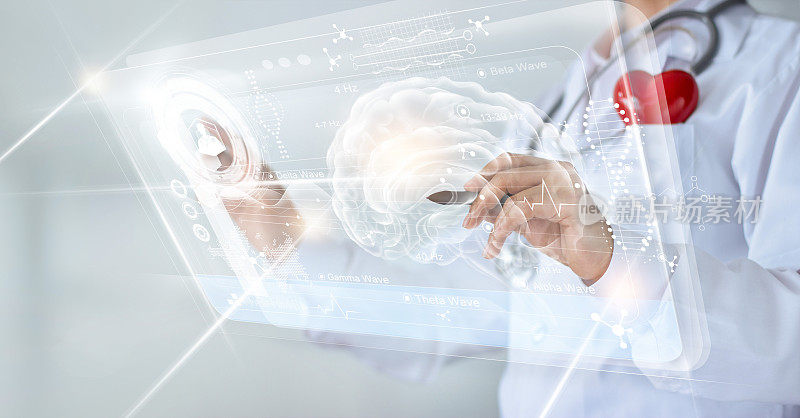 医生用计算机接口检查脑部测试结果，创新科技和医学理念