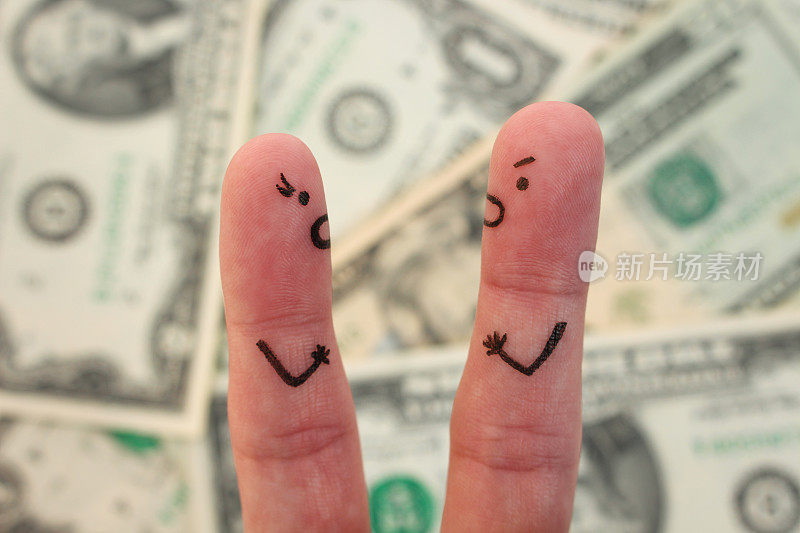 手指艺术的夫妇背景的金钱。男人和女人互相大喊大叫的概念。