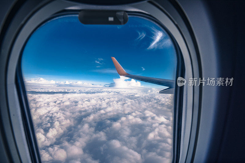 从飞机窗口看出去的景色