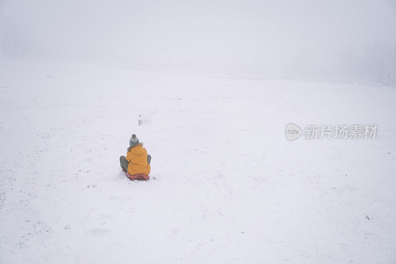 男孩在雾中