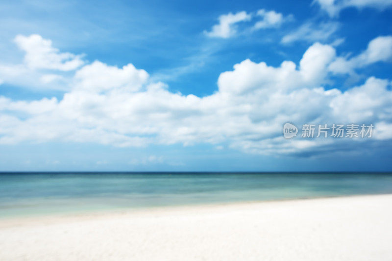 夏天的海滩和大海与多云的蓝天抽象背景