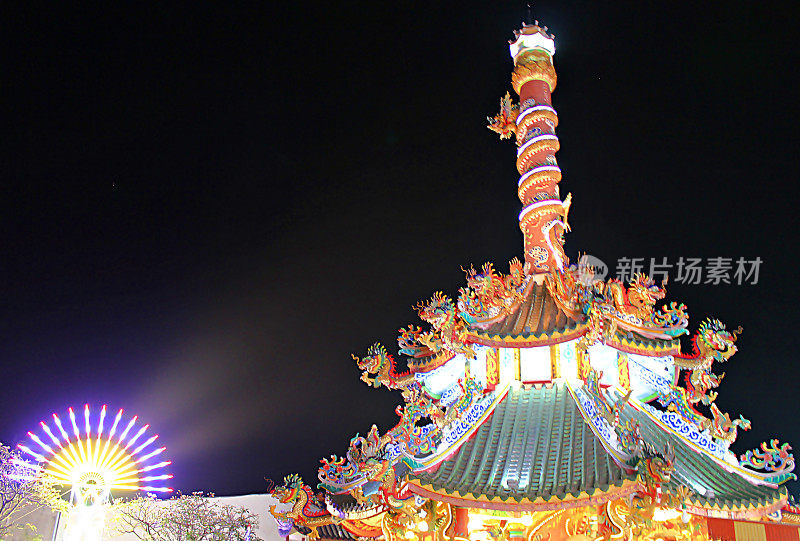 中国的寺庙在每年的晚上都要装饰上彩灯。