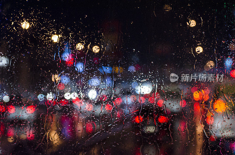 雨打在窗户上-大