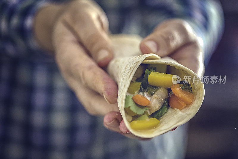 墨西哥玉米饼配辣酱和鱼片