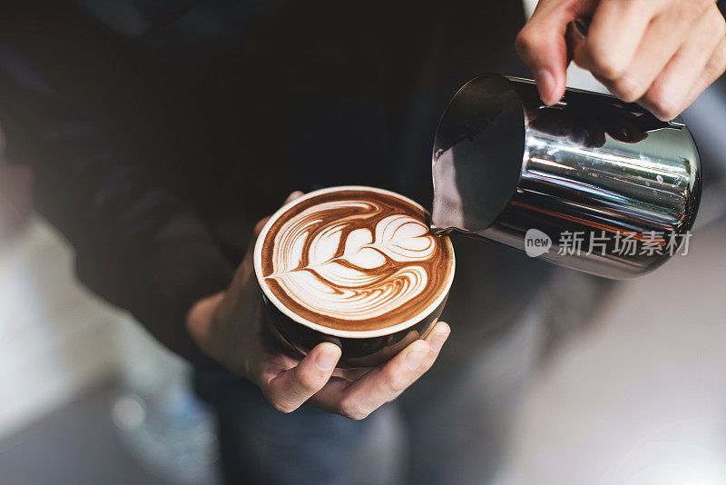 咖啡师制作咖啡杯拿铁艺术