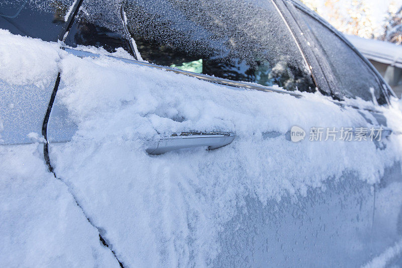 汽车被埋在风雪中