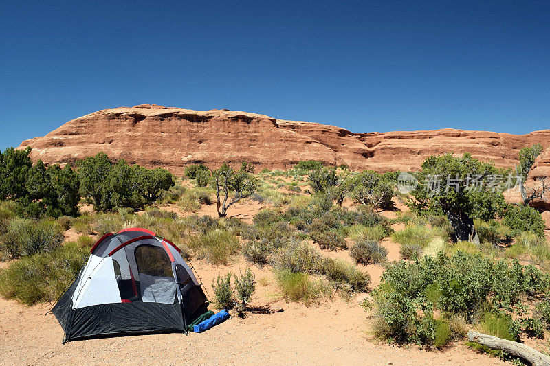 帐篷在沙漠