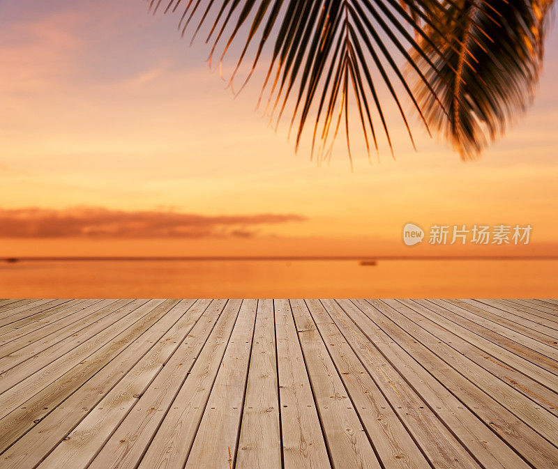 木制的海景平台在热带海边与日落