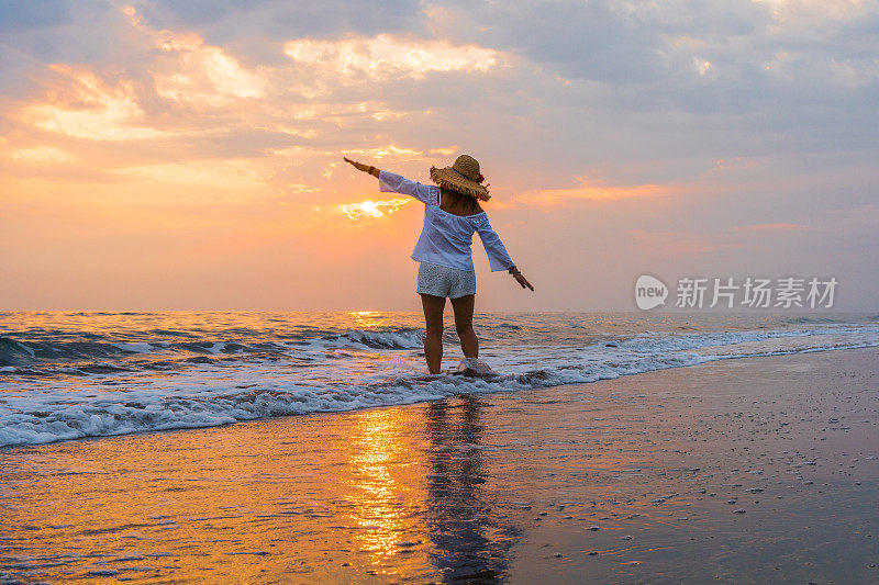 女人正奔向大海