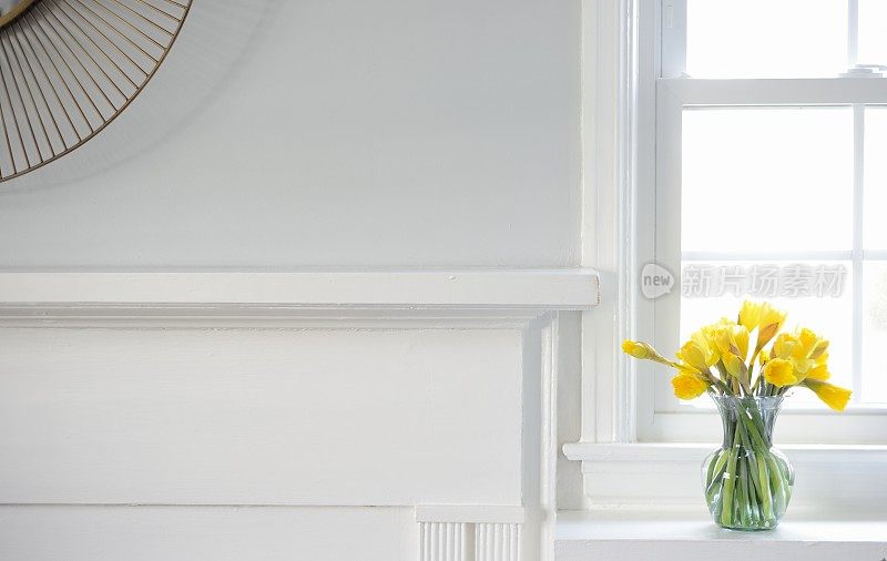 黄色水仙花在透明的玻璃花瓶