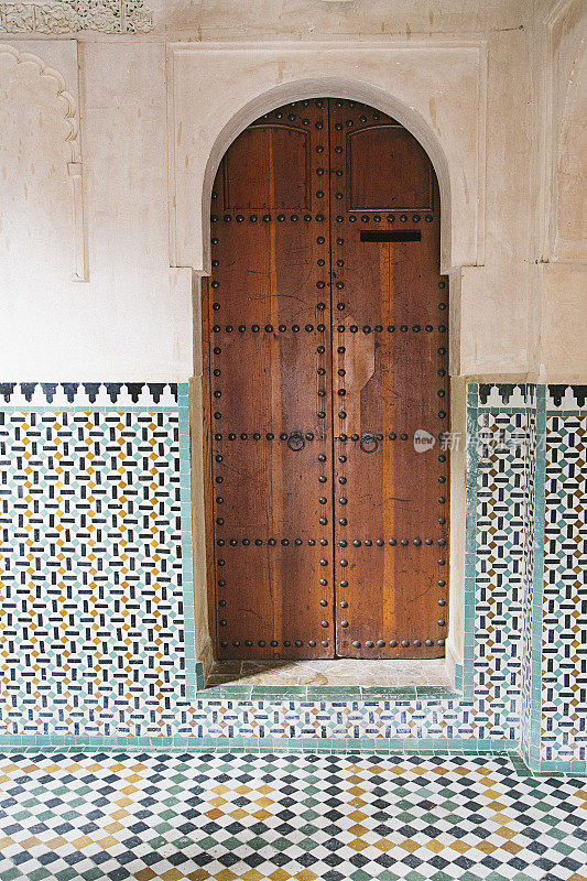 摩洛哥门和彩色陶瓷入口