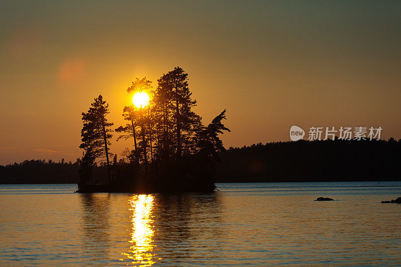 在伊利，边界水独木舟地区，美国明尼苏达州，日出时的湖泊景象