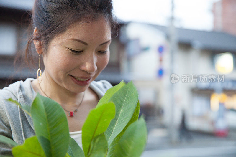 女人带着植物