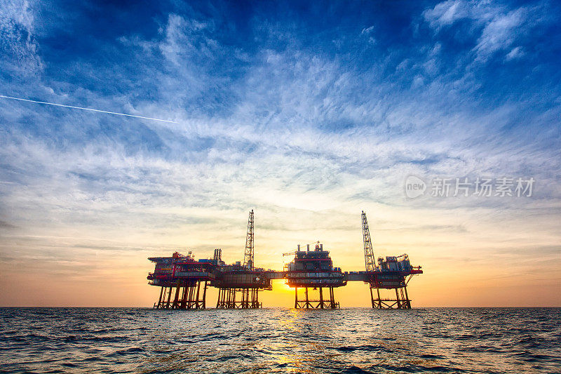 日落时分的HDR海上石油平台