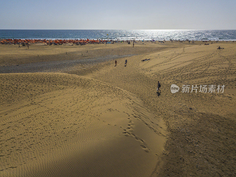 西班牙大加那利岛马斯帕洛马斯海滩沙丘的鸟瞰图。