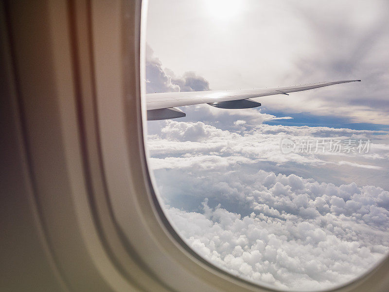 飞机窗口查看云天空飞机机翼