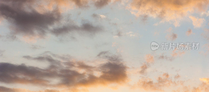 全景的天空背景或纹理在日落时间与云彩。副本的空间。Instagram