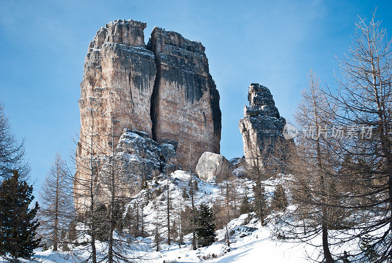 科尔蒂纳丹佩佐的五座塔开始了解冻